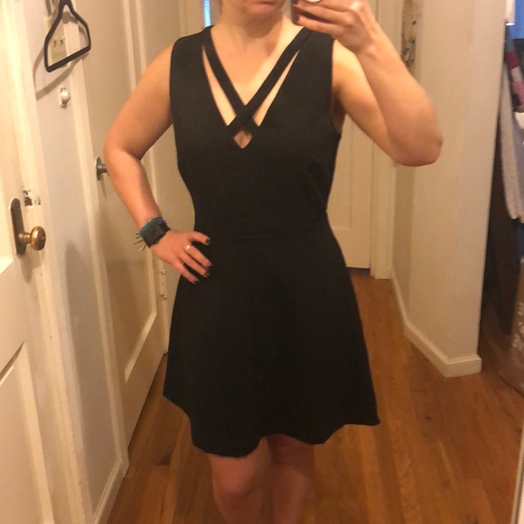 Black dress - Picture 3 of 4